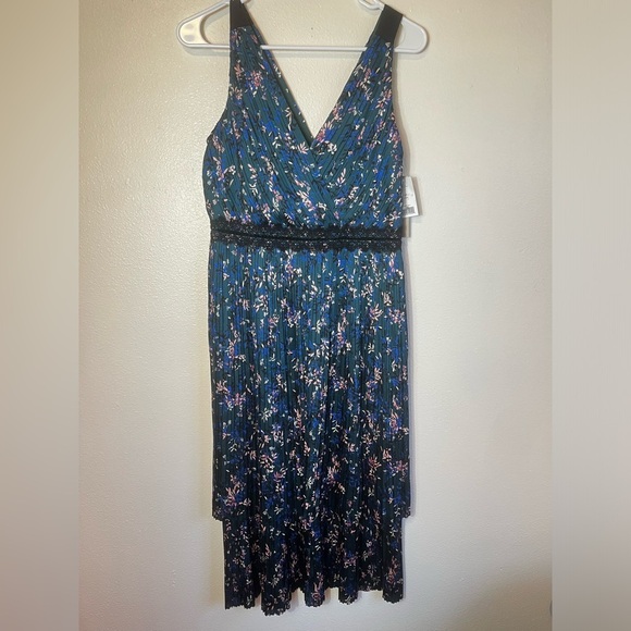 NWT Banana Republic Pleated Tiered Midi Dress, Multi-Color #493392 Size 4P - Picture 5 of 7